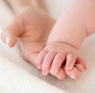 Làm sao để bấm móng tay cho trẻ sơ sinh an toàn